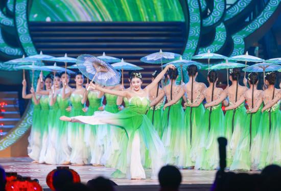 （新春见闻）第55届成都国际熊猫灯会璀璨亮灯