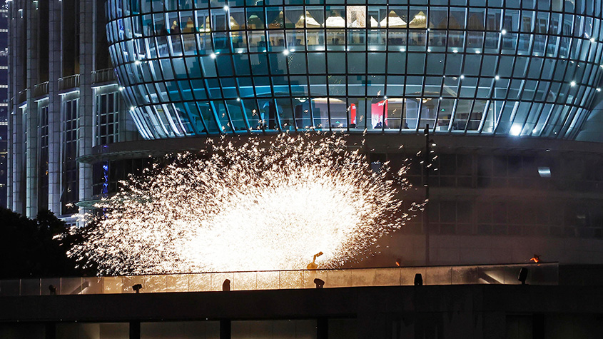 千年非遗“打铁花”表演亮相上海黄浦江畔