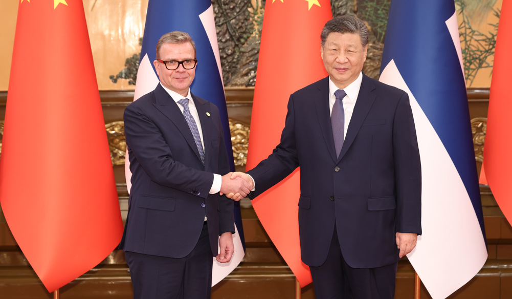 习近平会见芬兰总理奥尔波