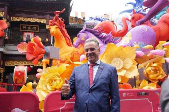 内蒙古锡林郭勒：策马踏雪迎新春