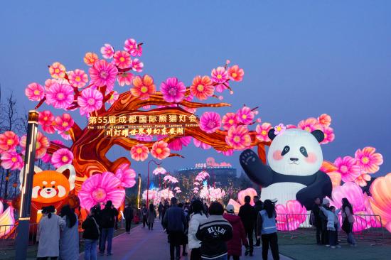 千年非遗“打铁花”表演亮相上海黄浦江畔